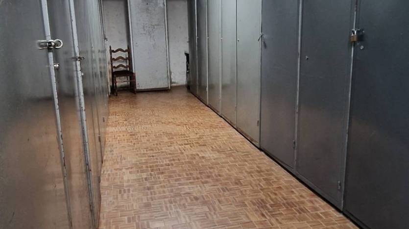 Locale armadietti per deposito Sci
