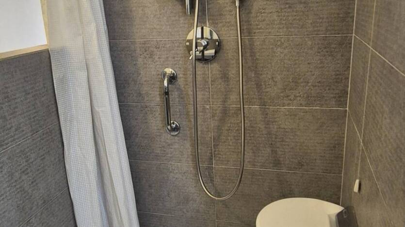 Piatto doccia con sedile interno